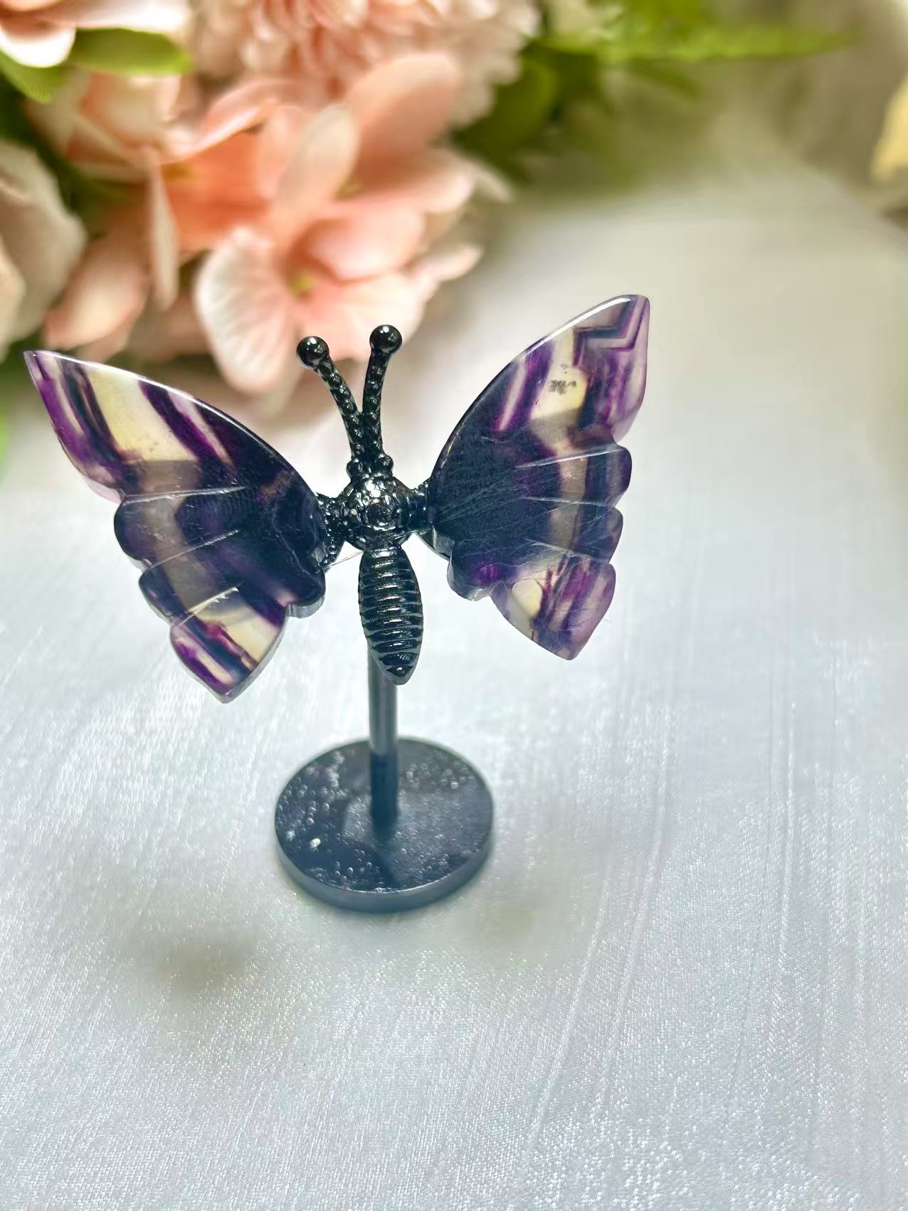𝐵𝑢𝑡𝑡𝑒𝑟𝑓𝑙𝑦 𝑂𝑛 𝑆𝑡𝑎𝑛𝑑