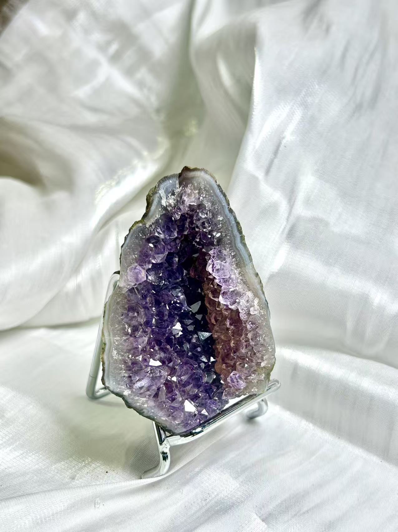 𝐴𝑚𝑒𝑡𝘩𝑦𝑠𝑡 𝐶𝑙𝑢𝑠𝑡𝑒𝑟