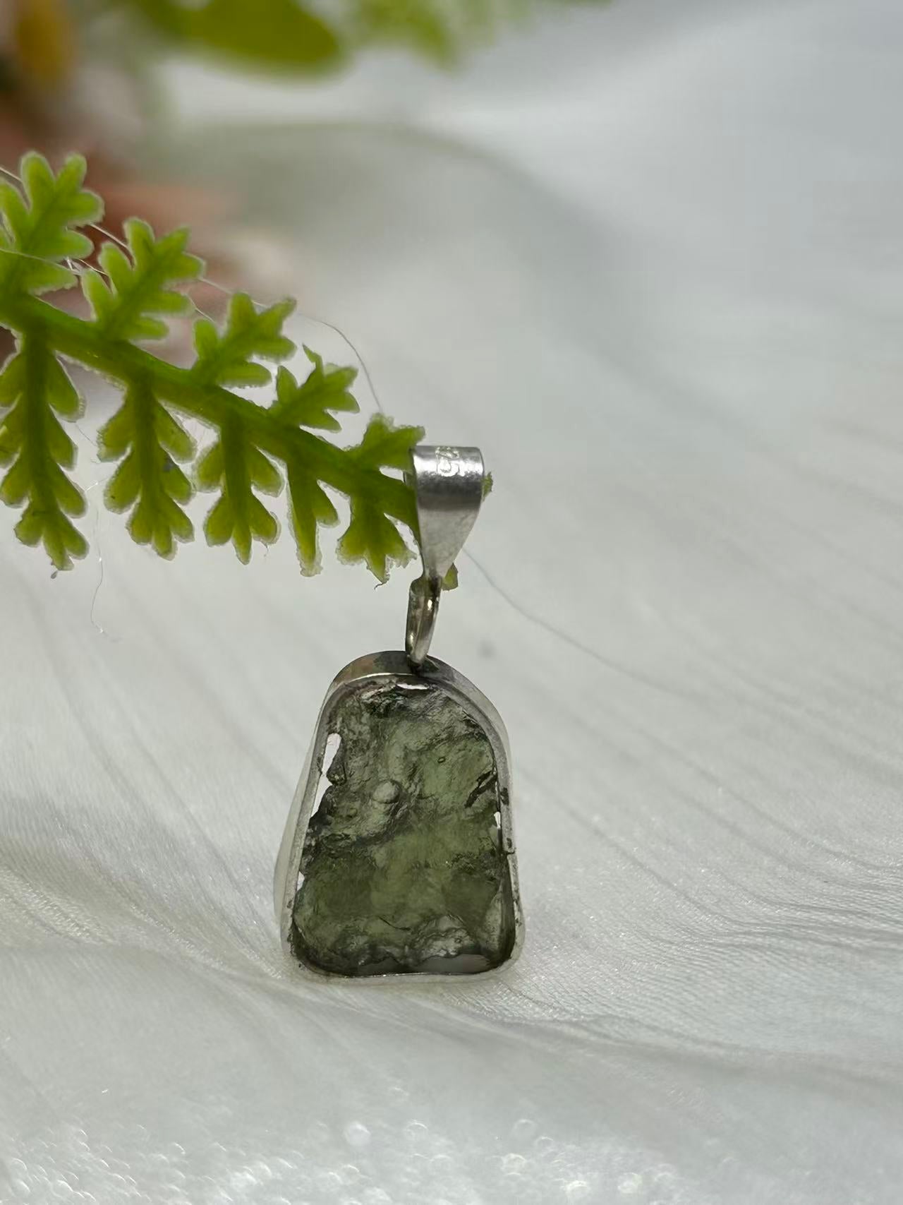 𝑀𝑜𝑙𝑑𝑎𝑣𝑖𝑡𝑒 𝑝𝑒𝑛𝑑𝑎𝑛𝑡